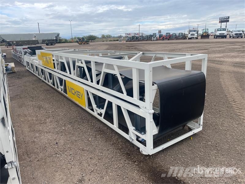 Vickwest PRS36-60 36 in x 60 ft Portable Stacking Conveyor  معدات البناء - غير ذلك