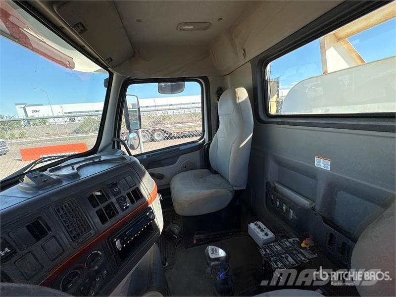 Volvo VHD 4000 gal 6x4 Water Truck 給水車