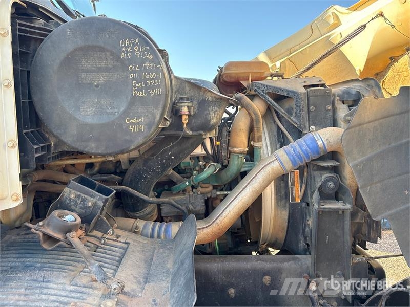 Volvo VHD 4000 gal 6x4 Water Truck 給水車