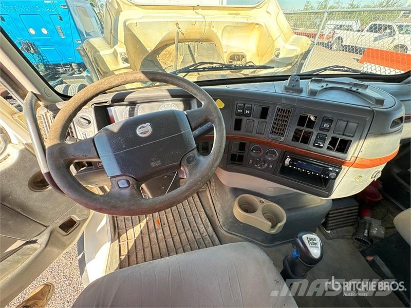 Volvo VHD 4000 gal 6x4 Water Truck 給水車