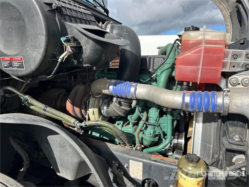 Volvo VNL وحدات الجر