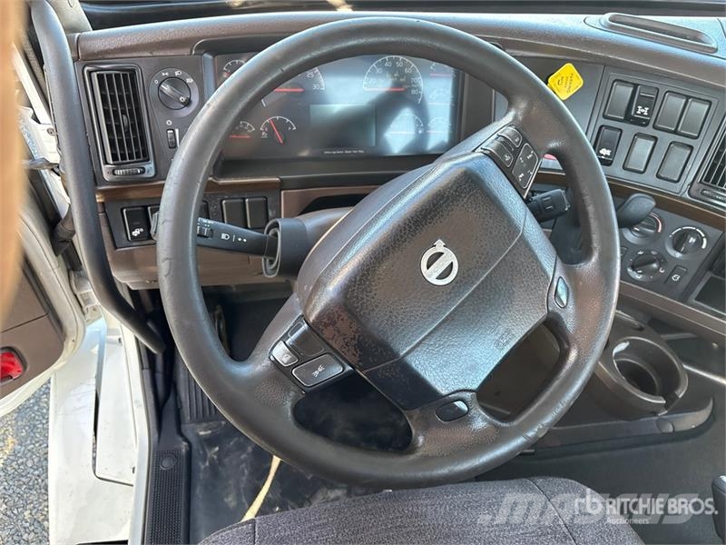Volvo VNL300 6x4 T/A Day Cab Truck Tractor Motrici e Trattori Stradali