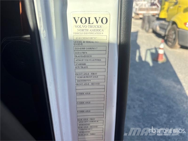 Volvo VNL300 6x4 T/A Day Cab Truck Tractor Tegljači