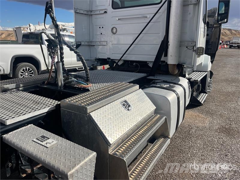 Volvo VNL300 6x4 T/A Day Cab Truck Tractor Truck Tractor Units
