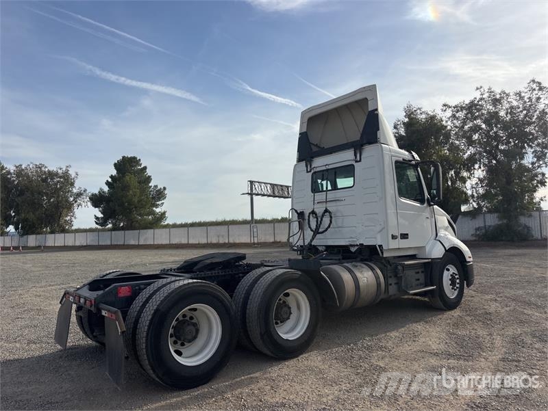 Volvo VNL300 6x4 T/A Day Cab Truck Tractor Trekkvogner