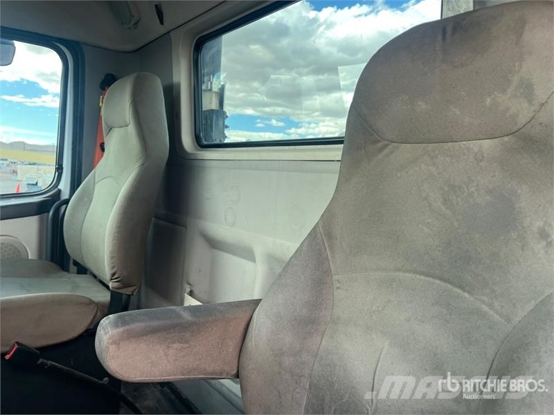 Volvo VNL300 6x4 T/A Day Cab Truck Tractor Truck Tractor Units