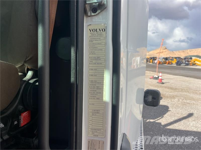 Volvo VNL300 6x4 T/A Day Cab Truck Tractor Truck Tractor Units