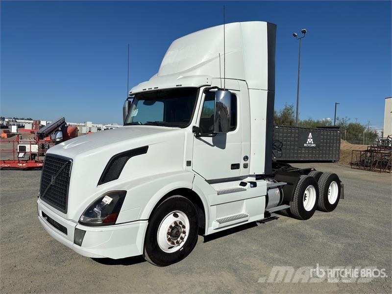 Volvo VNL300 6x4 T/A Day Cab Truck Tractor Motrici e Trattori Stradali