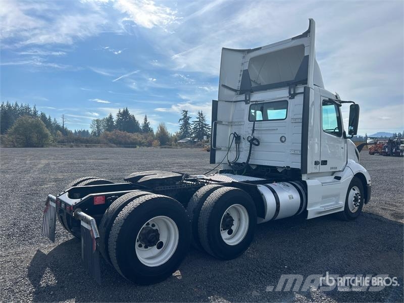 Volvo VNL300 6x4 T/A Day Cab Truck Tractor Ciągniki siodłowe