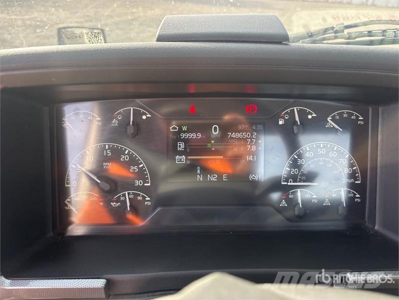 Volvo VNL300 6x4 T/A Day Cab Truck Tractor Trekkvogner