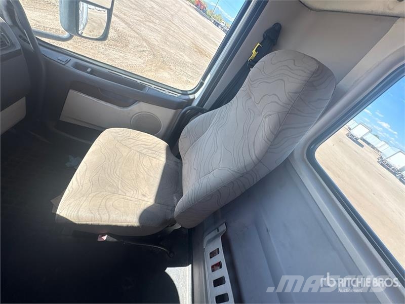 Volvo VNL300 6x4 T/A Day Cab Truck Tractor 曳引機組件