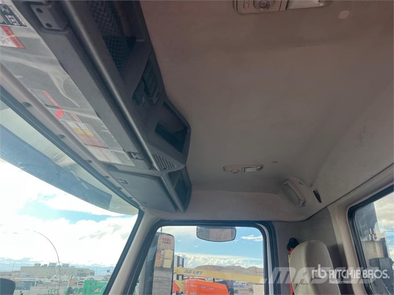 Volvo VNL300 6x4 T/A Day Cab Truck Tractor Truck Tractor Units