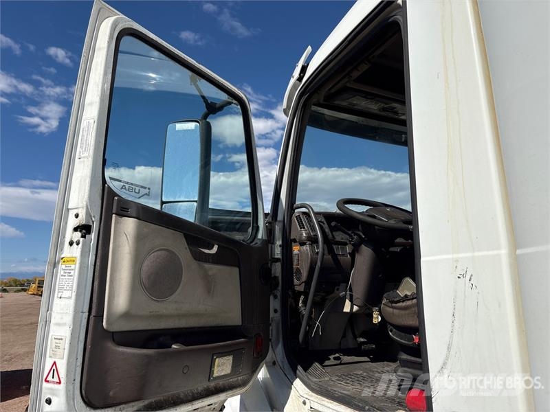 Volvo VNL300 6x4 T/A Day Cab Truck Tractor 曳引機組件