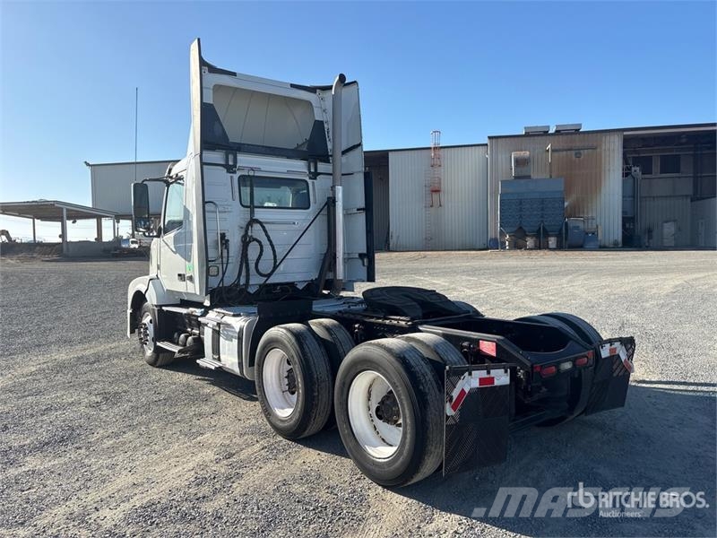 Volvo VNL300 6x4 T/A Day Cab Truck Tractor Tegljači