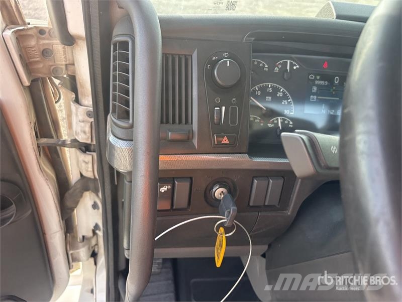 Volvo VNL300 6x4 T/A Day Cab Truck Tractor Trekkvogner