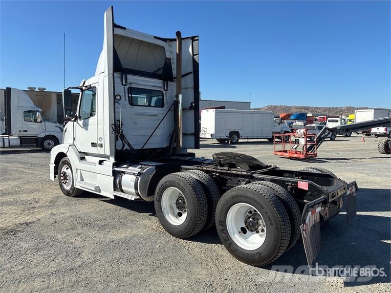 Volvo VNL300 6x4 T/A Day Cab Truck Tractor Motrici e Trattori Stradali