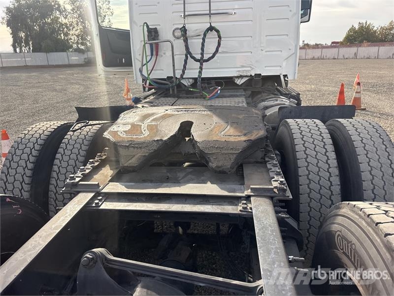 Volvo VNL300 6x4 T/A Day Cab Truck Tractor Trekkvogner