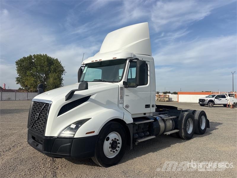 Volvo VNL300 6x4 T/A Day Cab Truck Tractor Trekkvogner