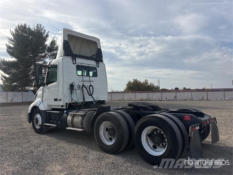 Volvo VNL300 6x4 T/A Day Cab Truck Tractor Trekkvogner