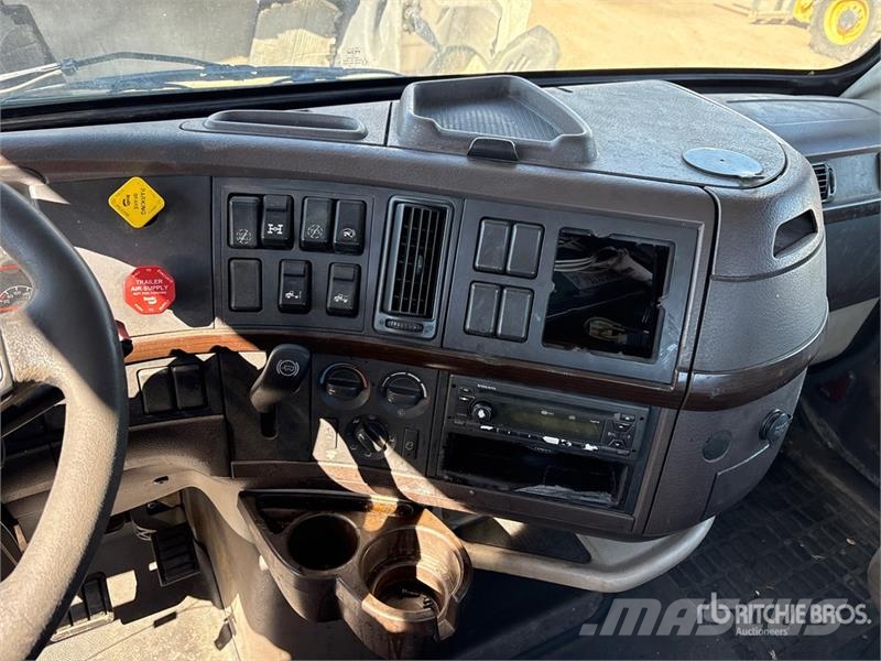 Volvo VNL300 6x4 T/A Day Cab Truck Tractor 曳引機組件