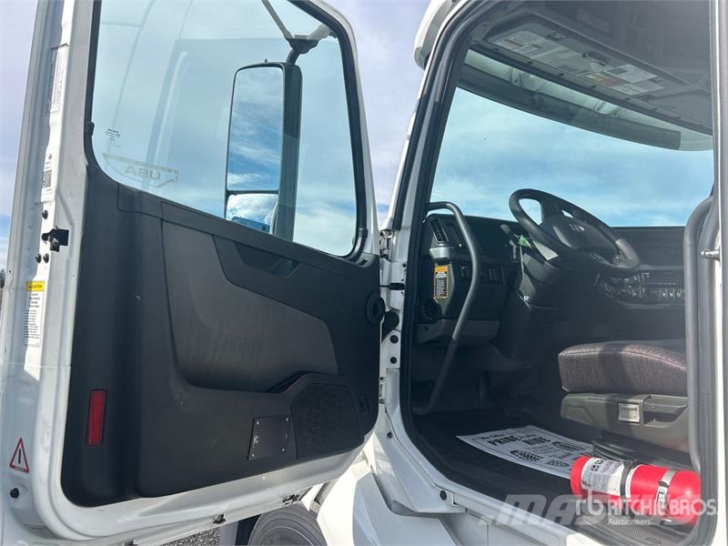 Volvo VNL300 6x4 T/A Day Cab Truck Tractor Ciągniki siodłowe