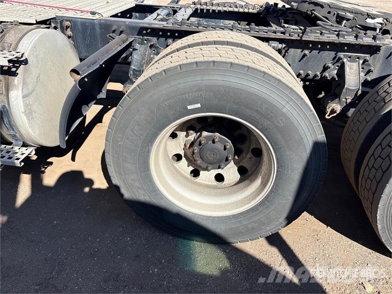 Volvo VNL300 6x4 T/A Day Cab Truck Tractor 曳引機組件