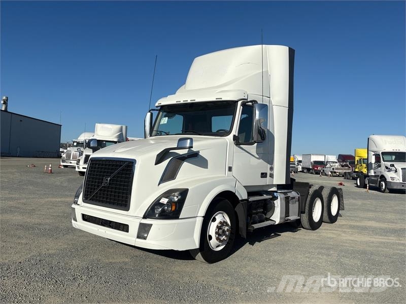 Volvo VNL300 6x4 T/A Day Cab Truck Tractor Tegljači