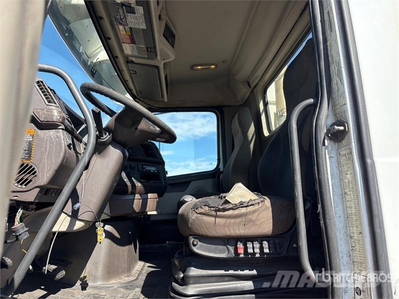 Volvo VNL300 6x4 T/A Day Cab Truck Tractor 曳引機組件