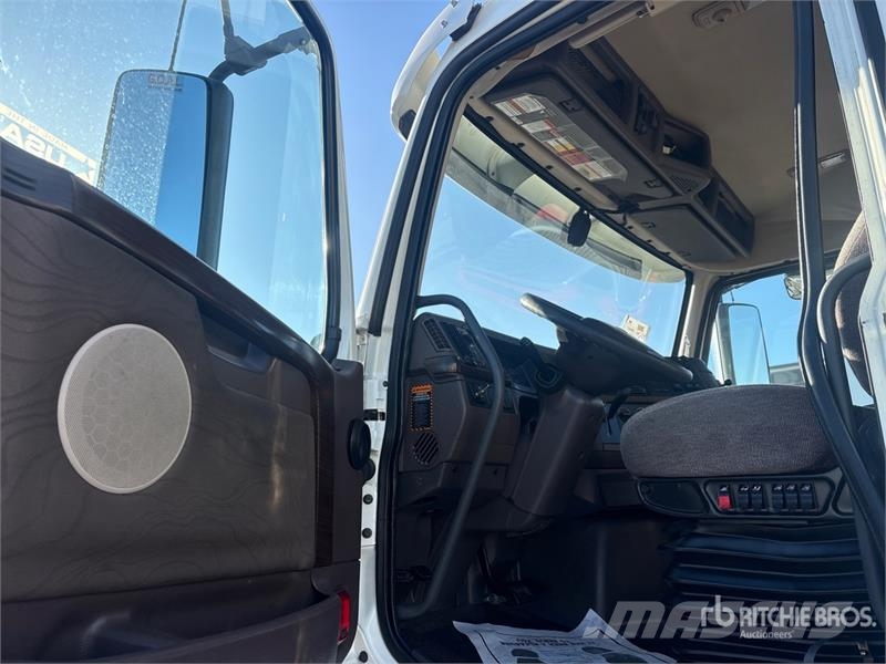 Volvo VNL300 6x4 T/A Day Cab Truck Tractor Tegljači
