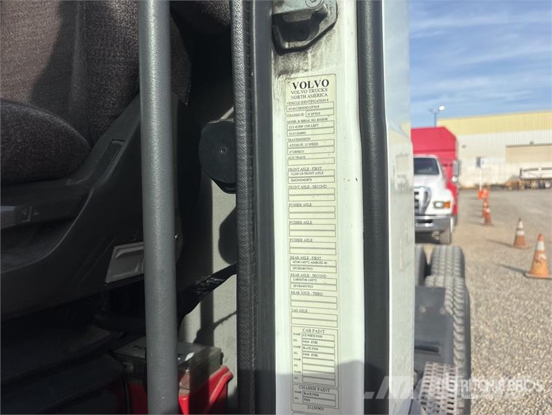 Volvo VNL300 6x4 T/A Day Cab Truck Tractor Trekkvogner