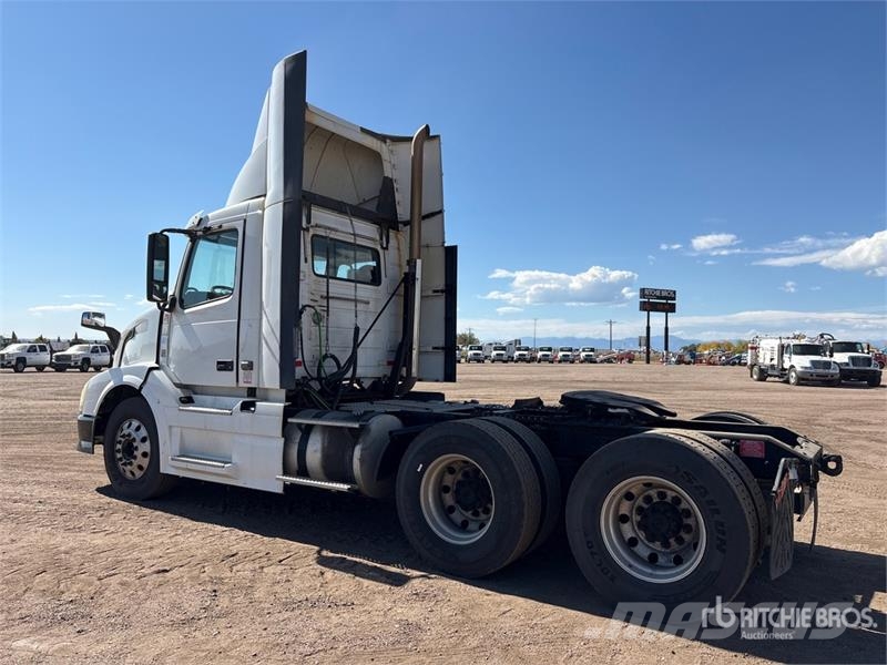Volvo VNL300 6x4 T/A Day Cab Truck Tractor 曳引機組件