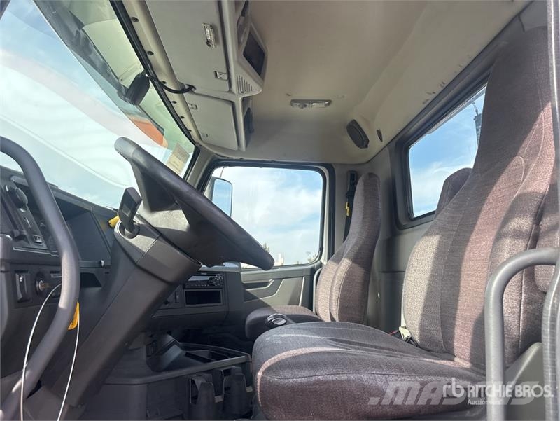 Volvo VNL300 6x4 T/A Day Cab Truck Tractor Trekkvogner