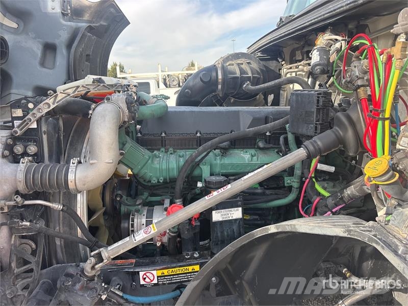 Volvo VNL300 6x4 T/A Day Cab Truck Tractor Trekkvogner