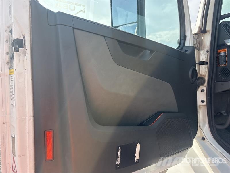 Volvo VNL300 6x4 T/A Day Cab Truck Tractor Trekkvogner