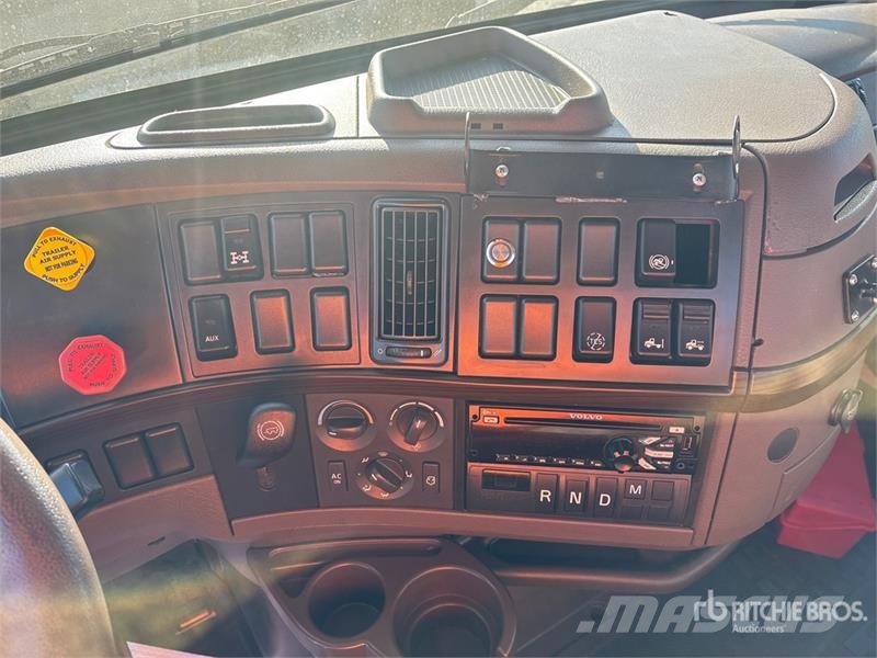 Volvo VNL300 6x4 T/A Day Cab Truck Tractor Tegljači