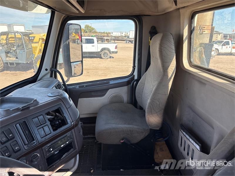 Volvo VNL300 6x4 T/A Day Cab Truck Tractor 曳引機組件