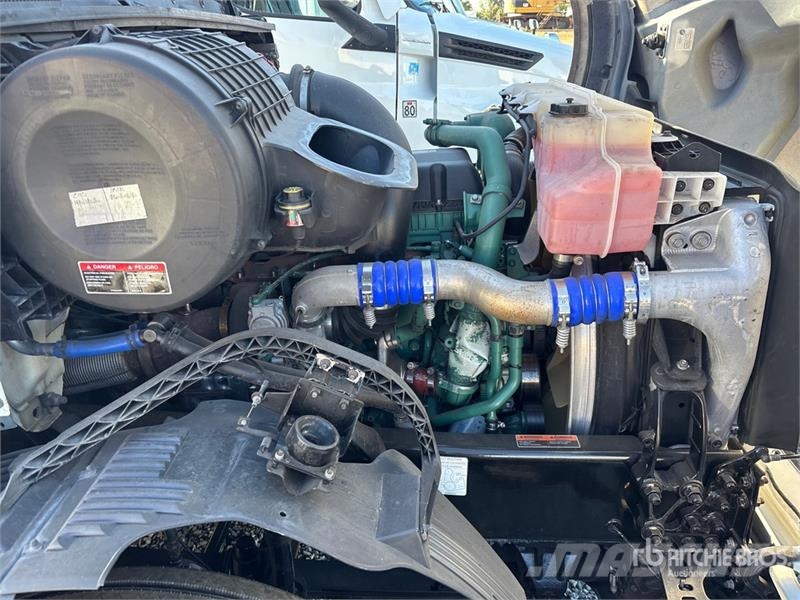 Volvo VNL300 6x4 T/A Day Cab Truck Tractor Motrici e Trattori Stradali