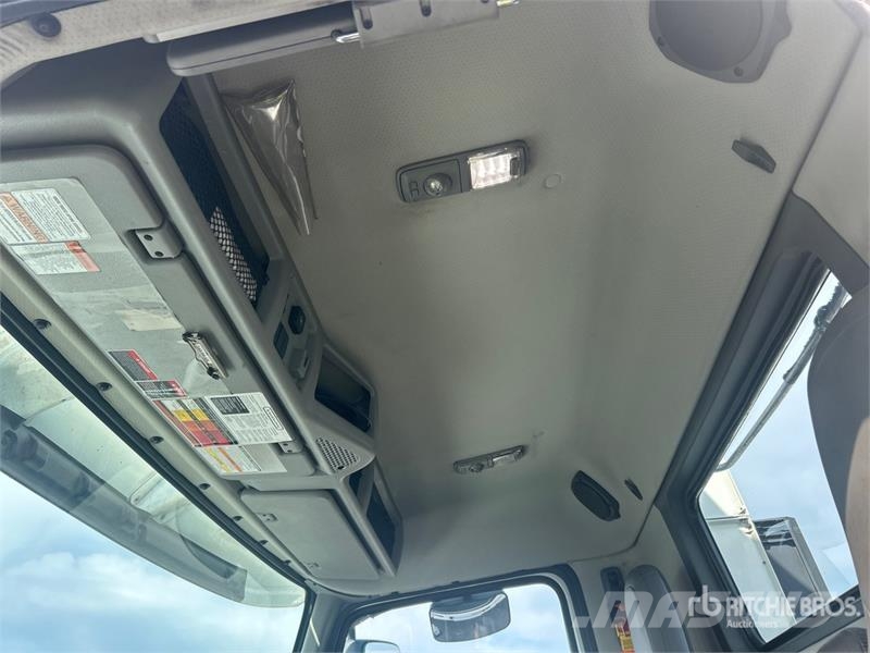 Volvo VNL300 6x4 T/A Day Cab Truck Tractor Ciągniki siodłowe