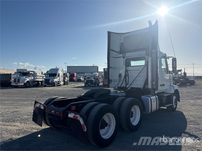 Volvo VNL300 6x4 T/A Day Cab Truck Tractor Tegljači