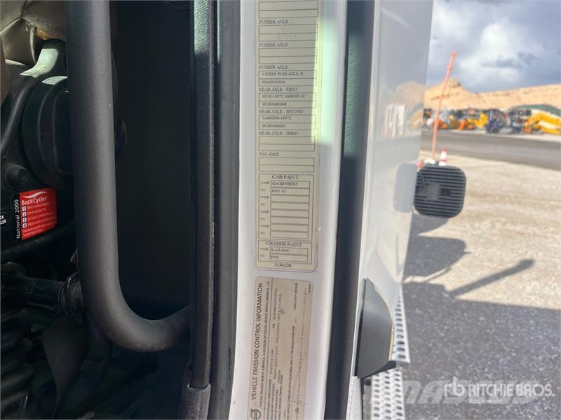 Volvo VNL300 6x4 T/A Day Cab Truck Tractor Truck Tractor Units