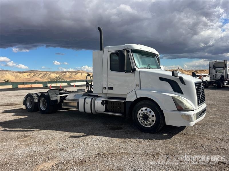 Volvo VNL300 6x4 T/A Day Cab Truck Tractor Truck Tractor Units