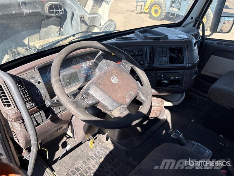 Volvo VNL300 6x4 T/A Day Cab Truck Tractor 曳引機組件