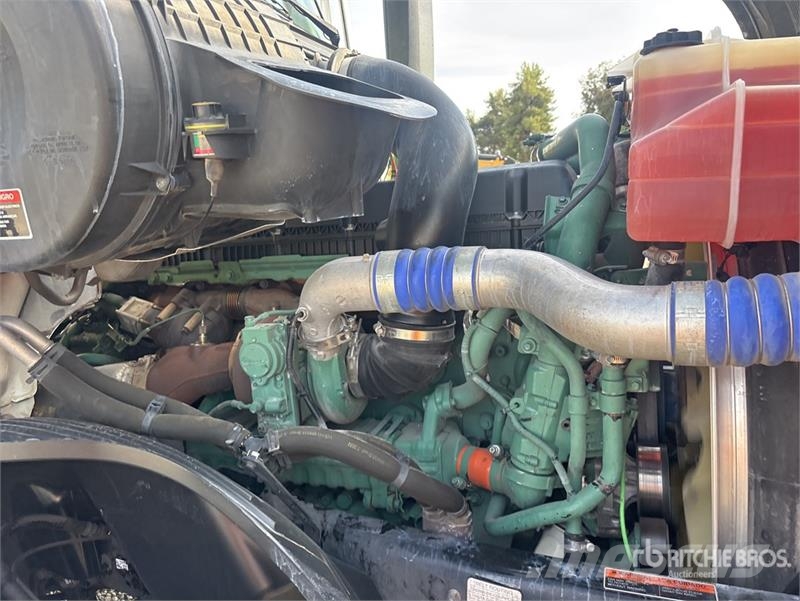 Volvo VNL300 6x4 T/A Day Cab Truck Tractor Trekkvogner