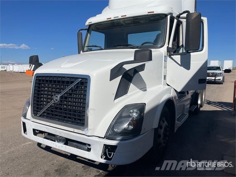 Volvo VNL300 6x4 T/A Day Cab Truck Tractor 曳引機組件