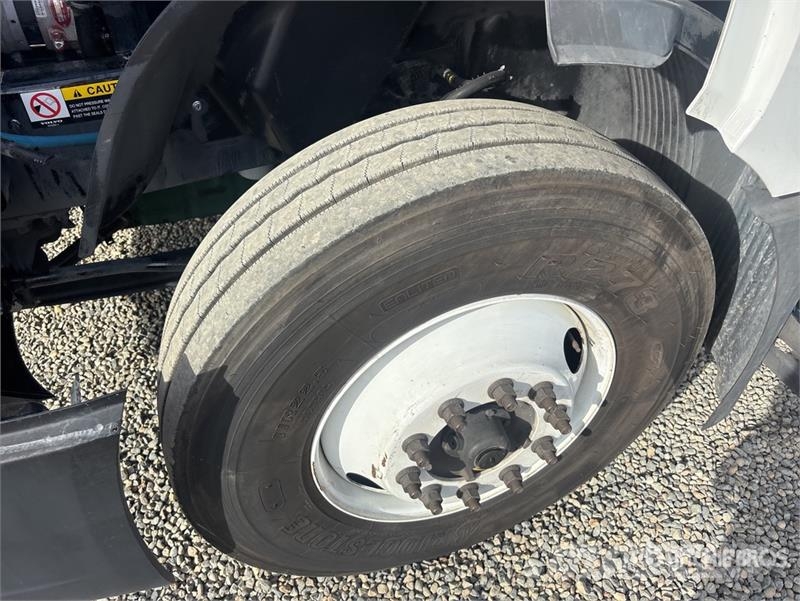 Volvo VNL300 6x4 T/A Day Cab Truck Tractor Trekkvogner