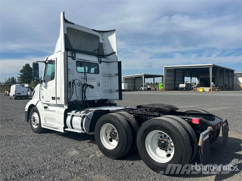Volvo VNL300 6x4 T/A Day Cab Truck Tractor Ciągniki siodłowe