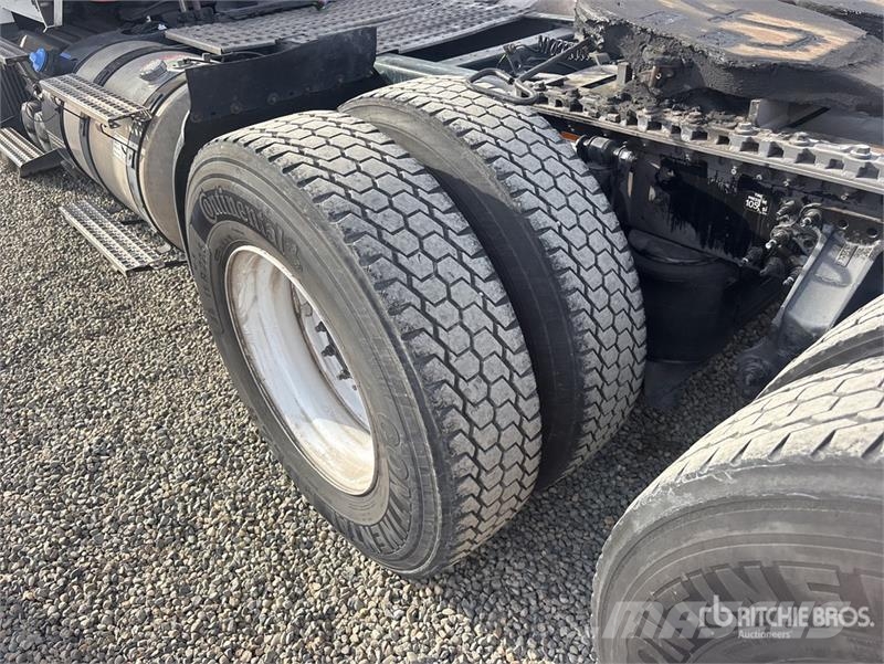 Volvo VNL300 6x4 T/A Day Cab Truck Tractor Trekkvogner