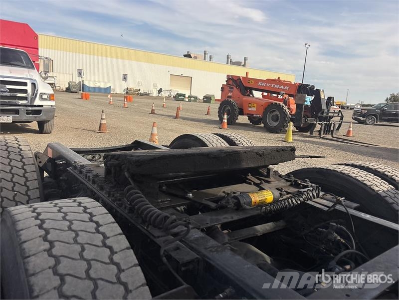 Volvo VNL300 6x4 T/A Day Cab Truck Tractor Trekkvogner