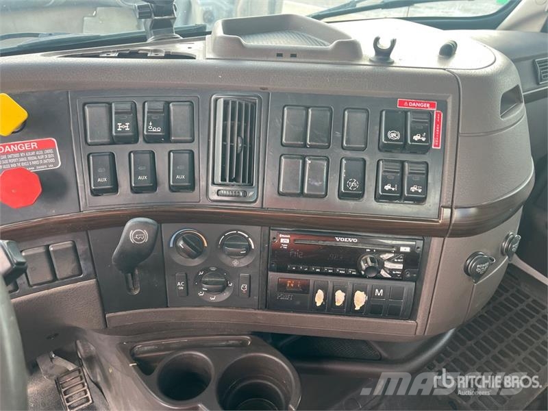 Volvo VNL300 6x4 T/A Day Cab Truck Tractor Truck Tractor Units