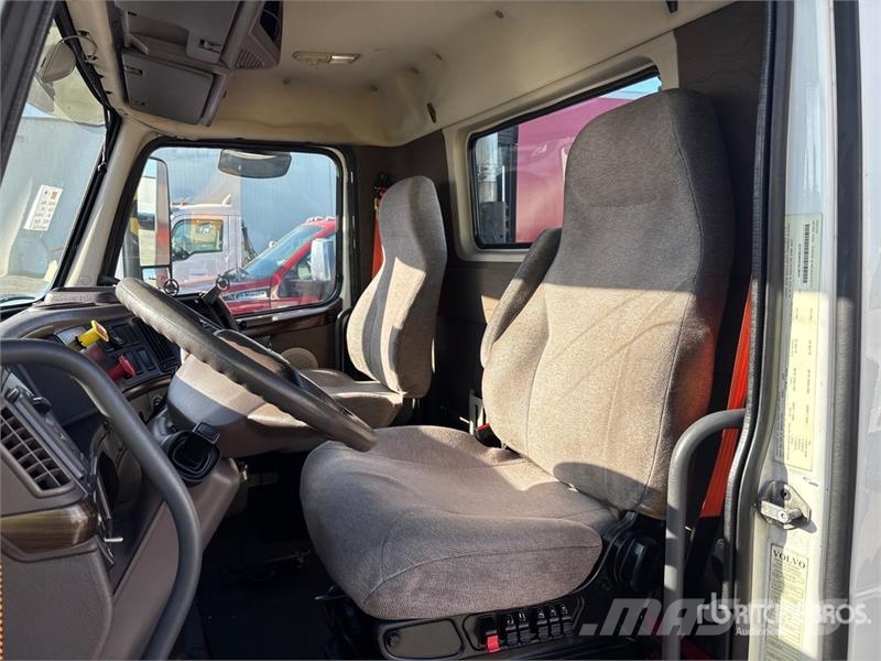 Volvo VNL300 6x4 T/A Day Cab Truck Tractor Trekkers